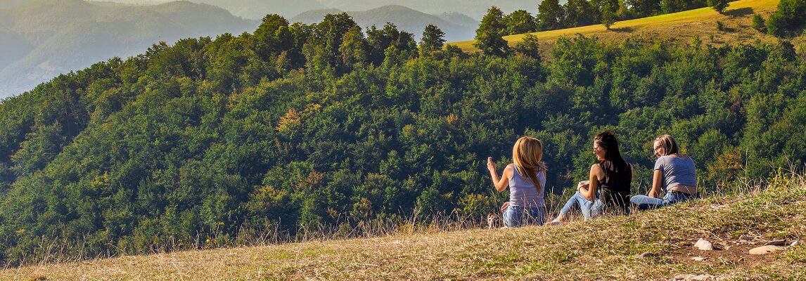 Frau mit Tablet bei Beratung zu Zusatzversicherungen von simply